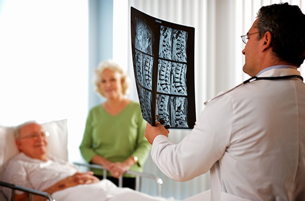 https://www.pennmedicine.org/-/media/images/medical%20and%20research%20images/radiology%20images/doctor_looking_at_spine_xray_patient.ashx?mw=620&mh=408