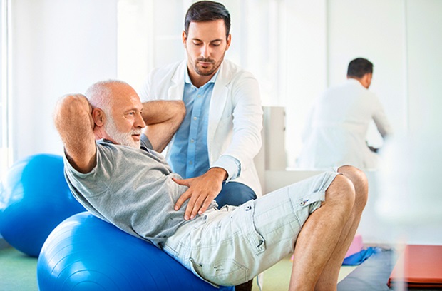 https://www.pennmedicine.org/-/media/images/miscellaneous/random%20generic%20photos/man_back_pain_physical_therapy.ashx?mw=620&mh=408